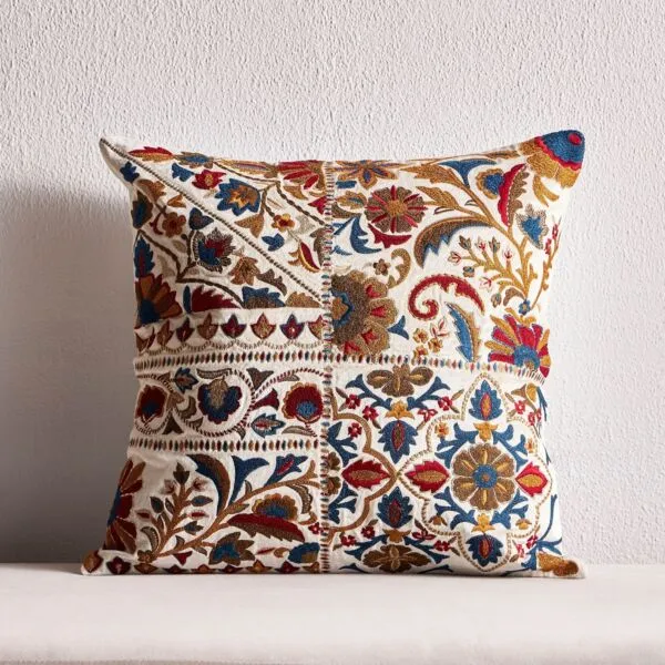 وسادة محشوة مطرزة أمارا بالامبور 50x50 سم - ابيض واحمر