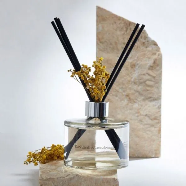 موزع عطور بالأعواد بالفانيليا الداكنة وخشب الصندل - زهري - 200 مل