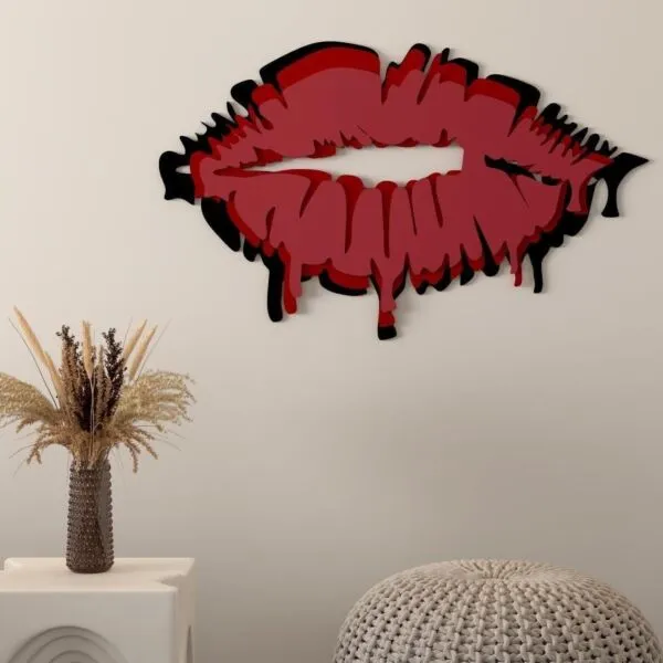 ديكور جداري خشبية بتصميم شفاه