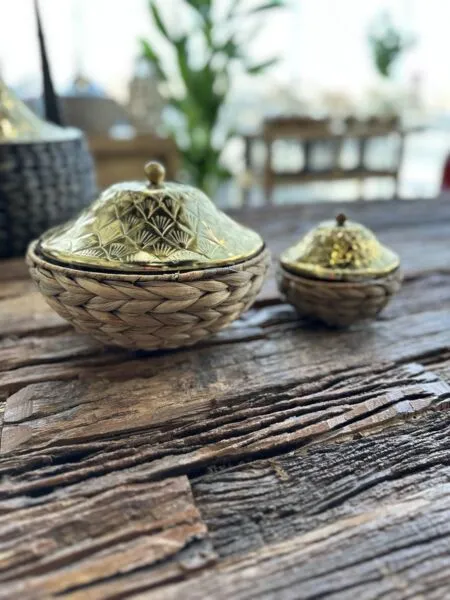 زبدية تقديم غراس بغطاء حجم وسط - خشبي