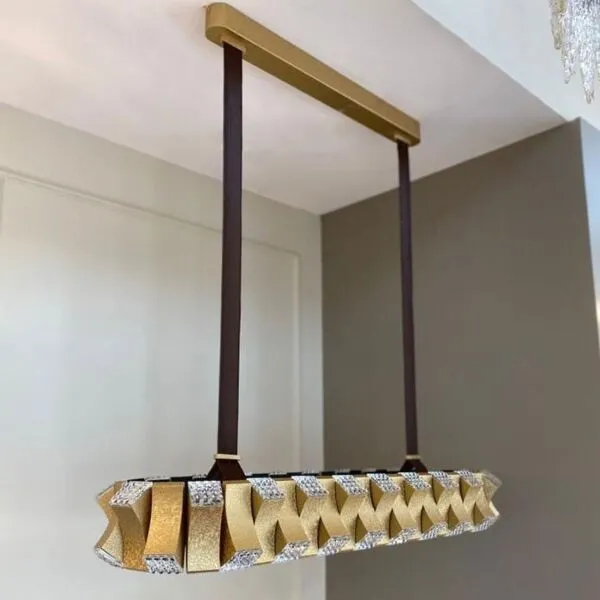 ثريا علاقي ذهبي وأسود